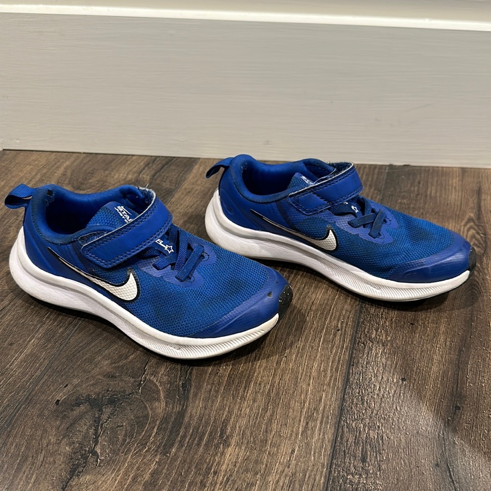 Nike Starrunner Sneaker